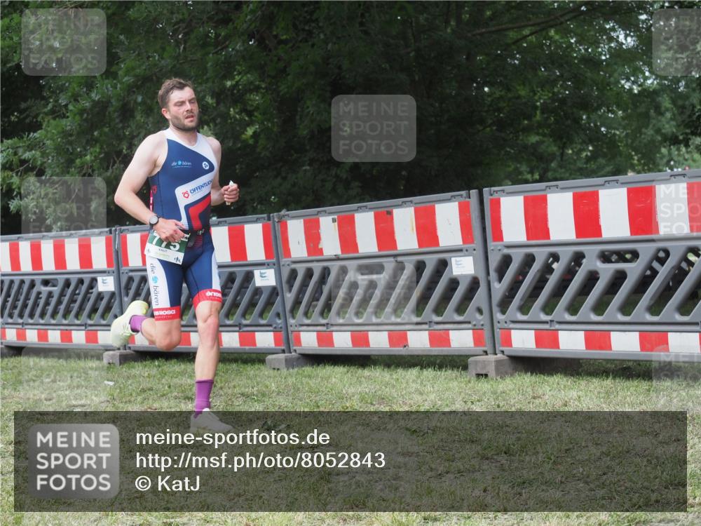 21.06.2025 - 27. Vierlanden-Triathlon KatJ http://msf.ph/oto/8052843 15.06.2025 12:10:13 Ziel 775 meine-sportfotos.de