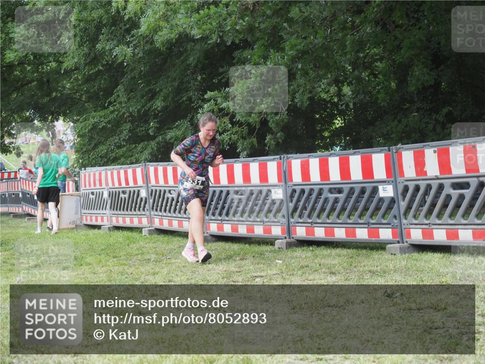 21.06.2025 - 27. Vierlanden-Triathlon KatJ http://msf.ph/oto/8052893 15.06.2025 12:12:35 Ziel 531 meine-sportfotos.de