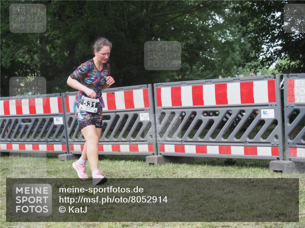 21.06.2025 - 27. Vierlanden-Triathlon KatJ http://msf.ph/oto/8052914 15.06.2025 12:12:37 Ziel 531 meine-sportfotos.de