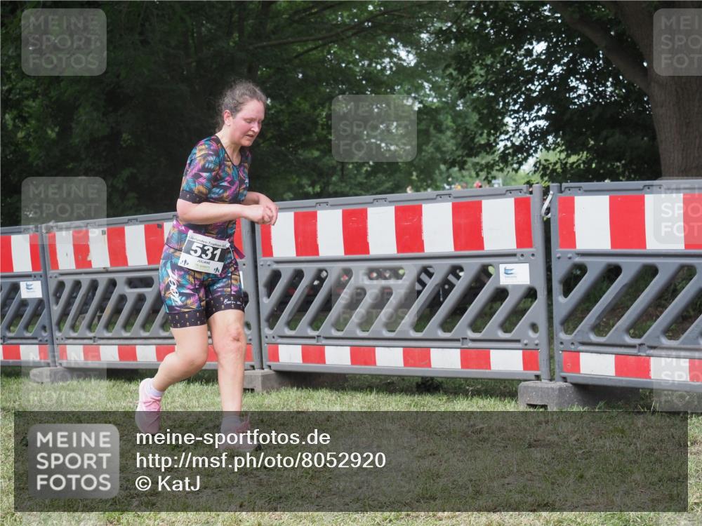 21.06.2025 - 27. Vierlanden-Triathlon KatJ http://msf.ph/oto/8052920 15.06.2025 12:12:37 Ziel 531 meine-sportfotos.de