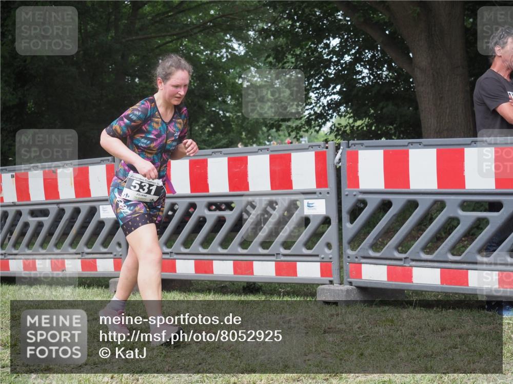 21.06.2025 - 27. Vierlanden-Triathlon KatJ http://msf.ph/oto/8052925 15.06.2025 12:12:38 Ziel 531 meine-sportfotos.de