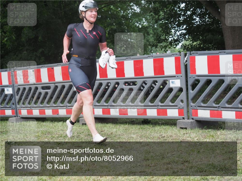 21.06.2025 - 27. Vierlanden-Triathlon KatJ http://msf.ph/oto/8052966 15.06.2025 12:13:03 Ziel 252 meine-sportfotos.de