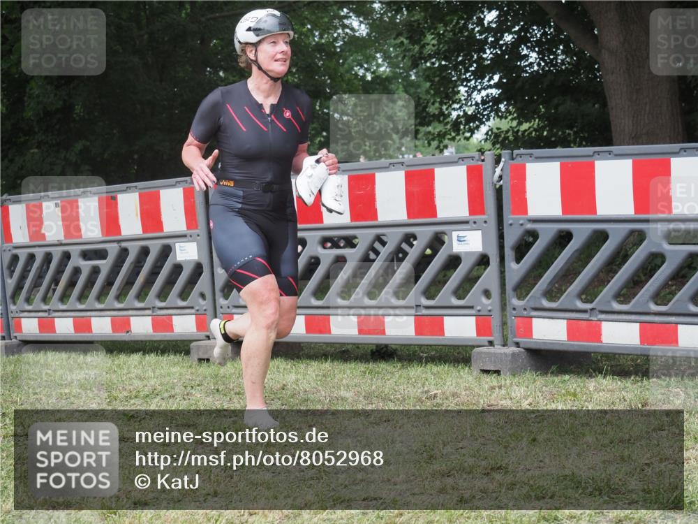 21.06.2025 - 27. Vierlanden-Triathlon KatJ http://msf.ph/oto/8052968 15.06.2025 12:13:03 Ziel 252 meine-sportfotos.de