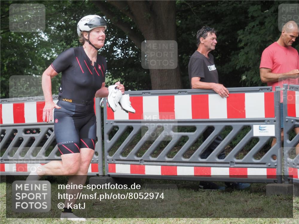 21.06.2025 - 27. Vierlanden-Triathlon KatJ http://msf.ph/oto/8052974 15.06.2025 12:13:03 Ziel 252 meine-sportfotos.de