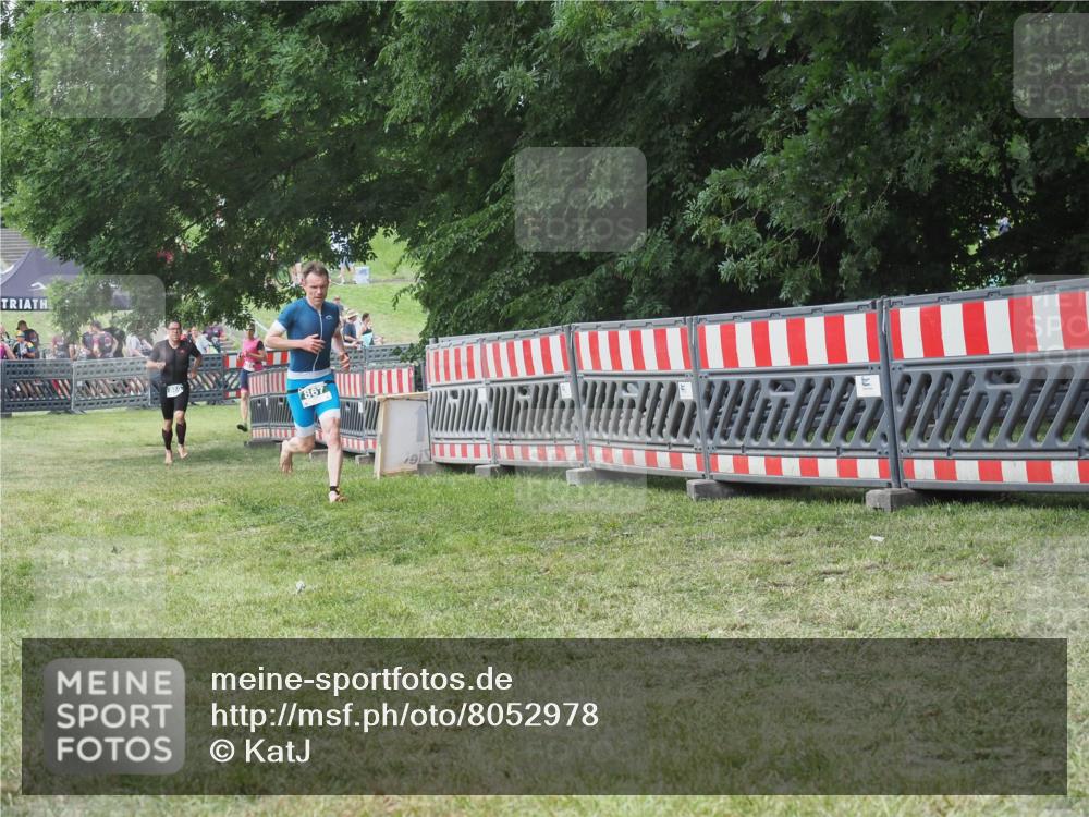 21.06.2025 - 27. Vierlanden-Triathlon KatJ http://msf.ph/oto/8052978 15.06.2025 12:13:15 Ziel 867, 869 meine-sportfotos.de