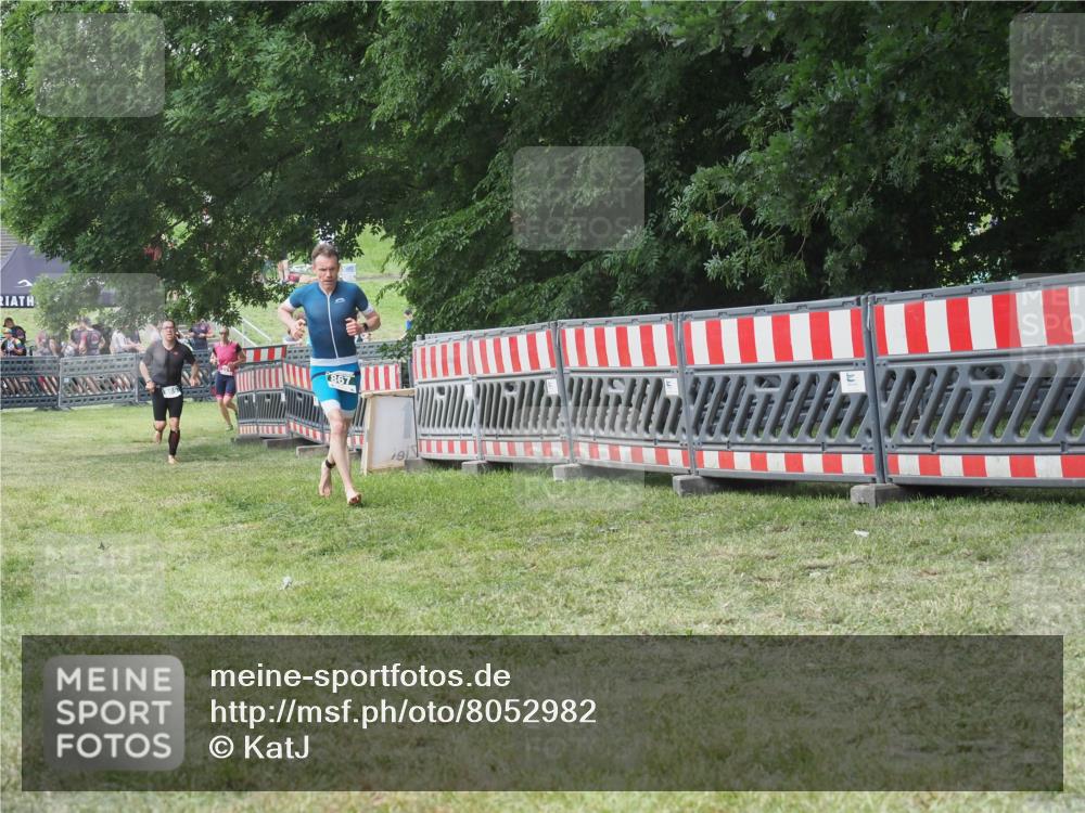 21.06.2025 - 27. Vierlanden-Triathlon KatJ http://msf.ph/oto/8052982 15.06.2025 12:13:15 Ziel 867, 869 meine-sportfotos.de
