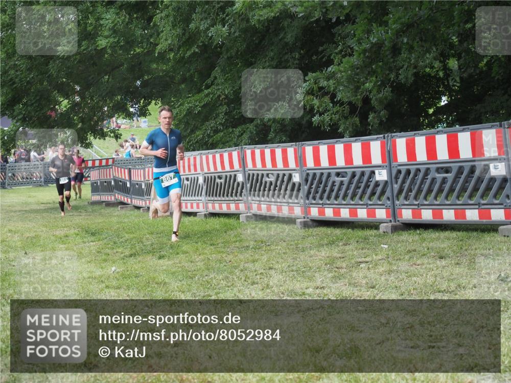 21.06.2025 - 27. Vierlanden-Triathlon KatJ http://msf.ph/oto/8052984 15.06.2025 12:13:15 Ziel 867, 869 meine-sportfotos.de