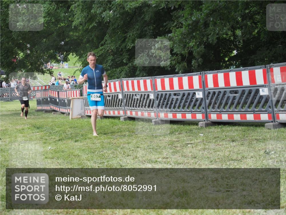 21.06.2025 - 27. Vierlanden-Triathlon KatJ http://msf.ph/oto/8052991 15.06.2025 12:13:16 Ziel 867, 869 meine-sportfotos.de
