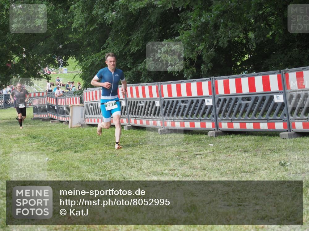 21.06.2025 - 27. Vierlanden-Triathlon KatJ http://msf.ph/oto/8052995 15.06.2025 12:13:16 Ziel 867, 869 meine-sportfotos.de