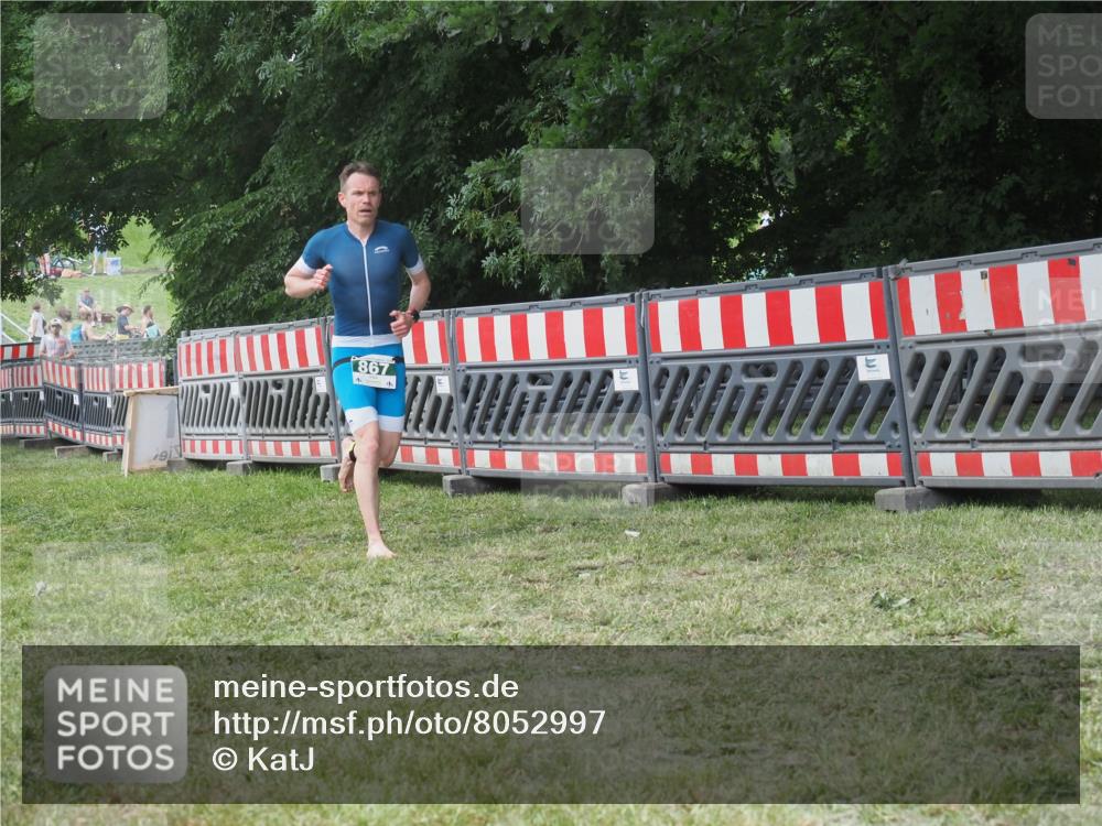 21.06.2025 - 27. Vierlanden-Triathlon KatJ http://msf.ph/oto/8052997 15.06.2025 12:13:16 Ziel 867, 869 meine-sportfotos.de
