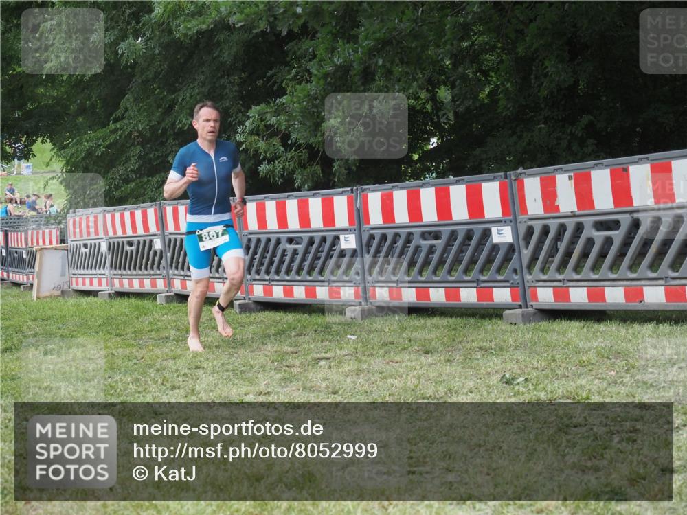 21.06.2025 - 27. Vierlanden-Triathlon KatJ http://msf.ph/oto/8052999 15.06.2025 12:13:16 Ziel 867, 869 meine-sportfotos.de