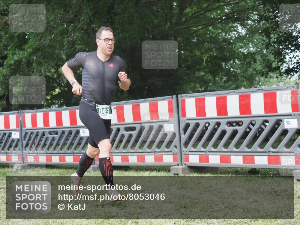 21.06.2025 - 27. Vierlanden-Triathlon KatJ http://msf.ph/oto/8053046 15.06.2025 12:13:22 Ziel 251, 869 meine-sportfotos.de