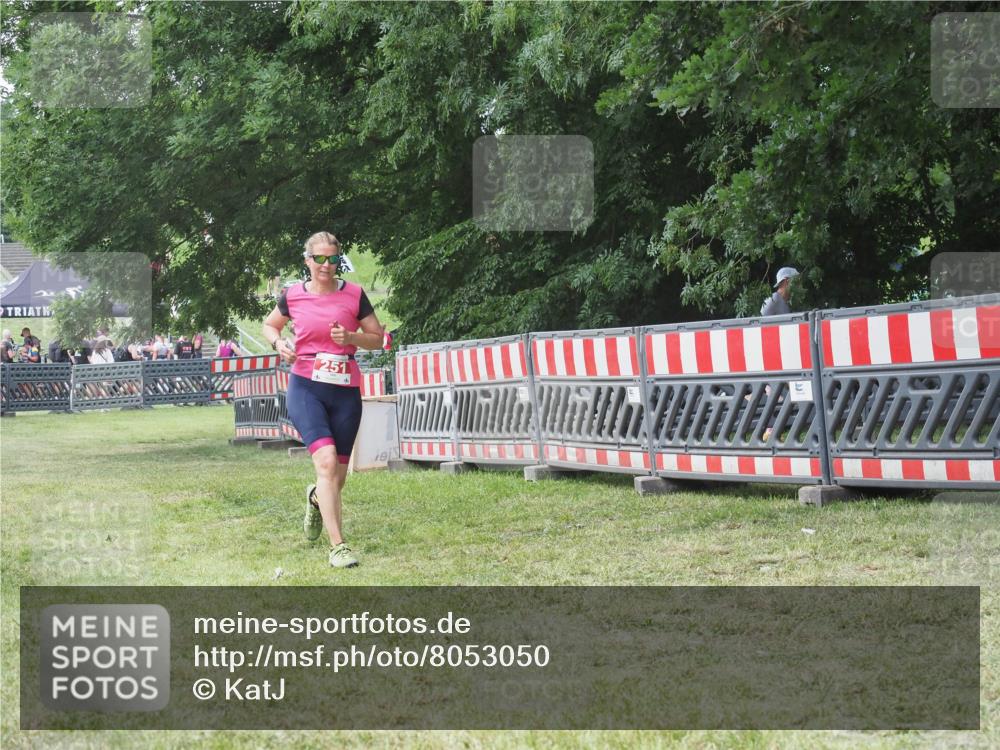 21.06.2025 - 27. Vierlanden-Triathlon KatJ http://msf.ph/oto/8053050 15.06.2025 12:13:25 Ziel 251 meine-sportfotos.de