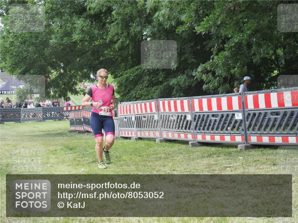 21.06.2025 - 27. Vierlanden-Triathlon KatJ http://msf.ph/oto/8053052 15.06.2025 12:13:25 Ziel 251 meine-sportfotos.de