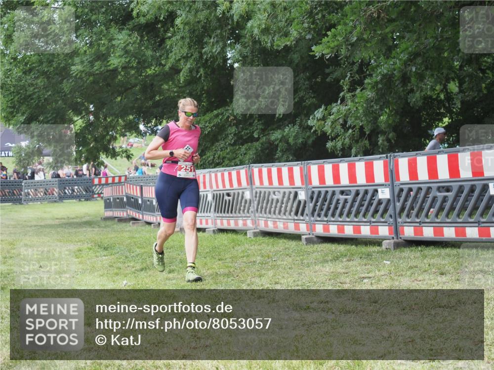 21.06.2025 - 27. Vierlanden-Triathlon KatJ http://msf.ph/oto/8053057 15.06.2025 12:13:26 Ziel 251 meine-sportfotos.de