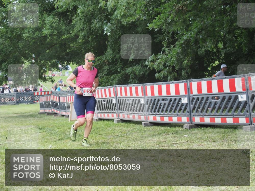 21.06.2025 - 27. Vierlanden-Triathlon KatJ http://msf.ph/oto/8053059 15.06.2025 12:13:26 Ziel 251 meine-sportfotos.de