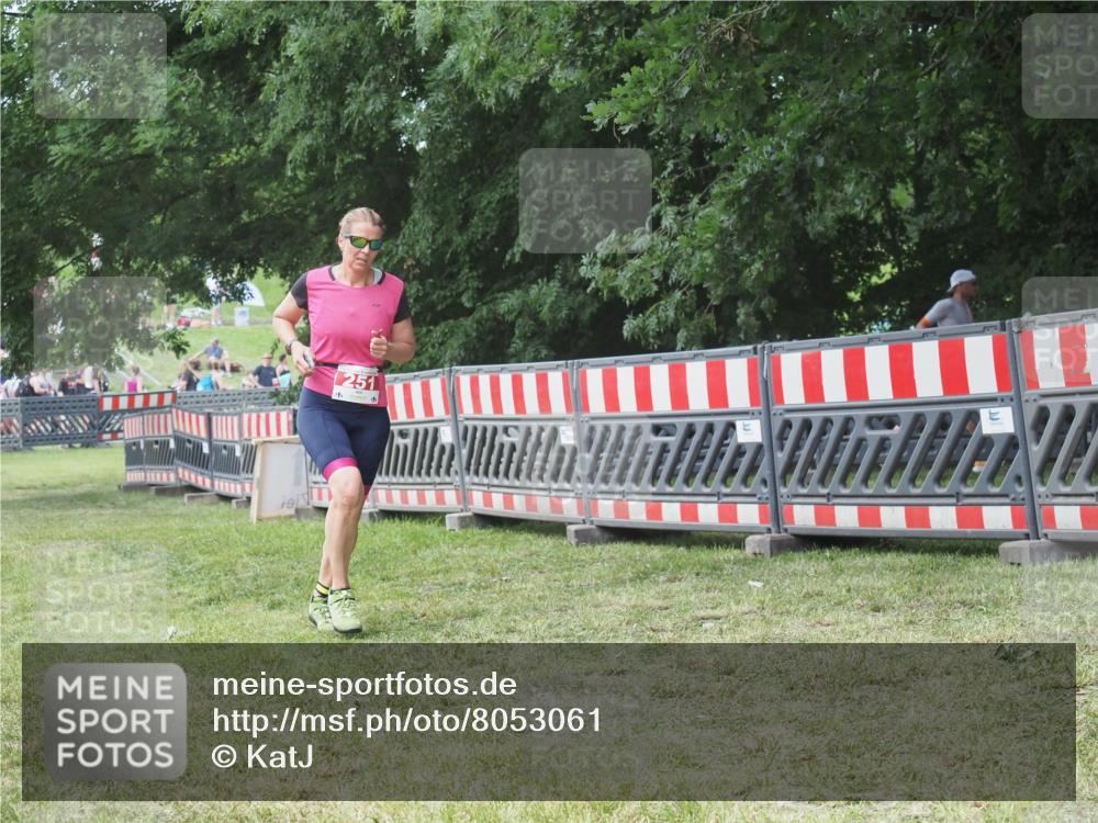 21.06.2025 - 27. Vierlanden-Triathlon KatJ http://msf.ph/oto/8053061 15.06.2025 12:13:26 Ziel 251 meine-sportfotos.de