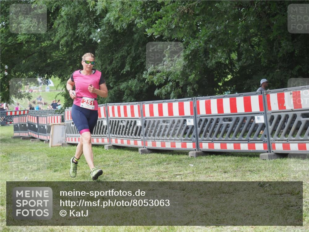 21.06.2025 - 27. Vierlanden-Triathlon KatJ http://msf.ph/oto/8053063 15.06.2025 12:13:26 Ziel 251 meine-sportfotos.de