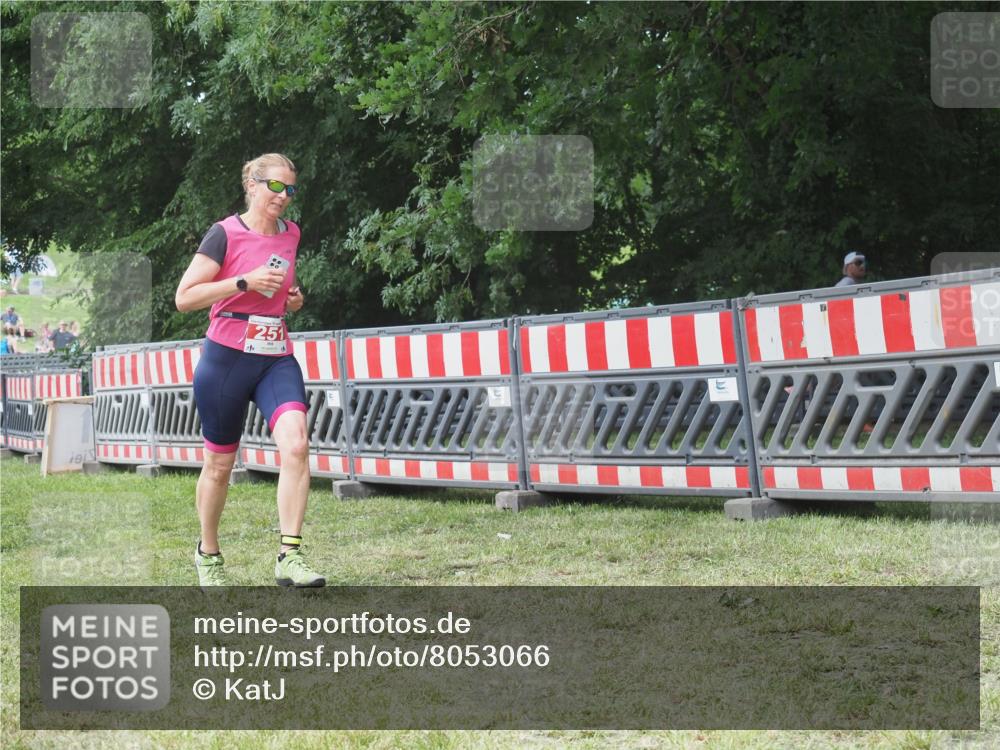 21.06.2025 - 27. Vierlanden-Triathlon KatJ http://msf.ph/oto/8053066 15.06.2025 12:13:26 Ziel 251 meine-sportfotos.de