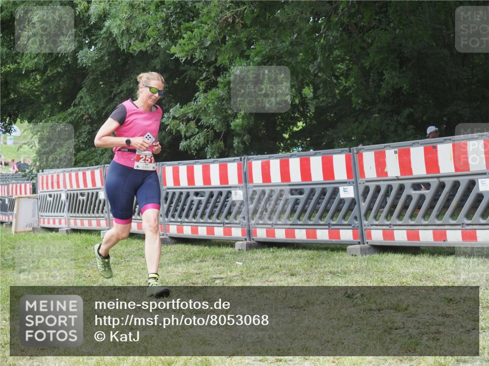 21.06.2025 - 27. Vierlanden-Triathlon KatJ http://msf.ph/oto/8053068 15.06.2025 12:13:26 Ziel 251 meine-sportfotos.de