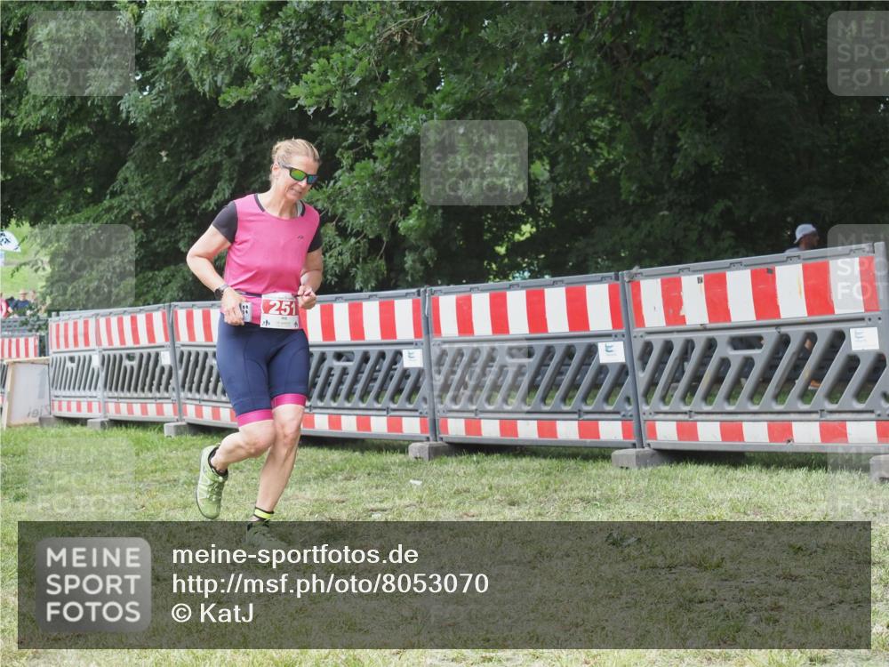 21.06.2025 - 27. Vierlanden-Triathlon KatJ http://msf.ph/oto/8053070 15.06.2025 12:13:27 Ziel 251 meine-sportfotos.de
