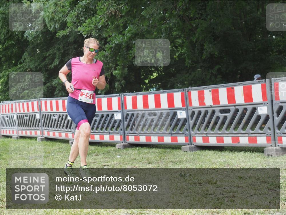 21.06.2025 - 27. Vierlanden-Triathlon KatJ http://msf.ph/oto/8053072 15.06.2025 12:13:27 Ziel 251 meine-sportfotos.de