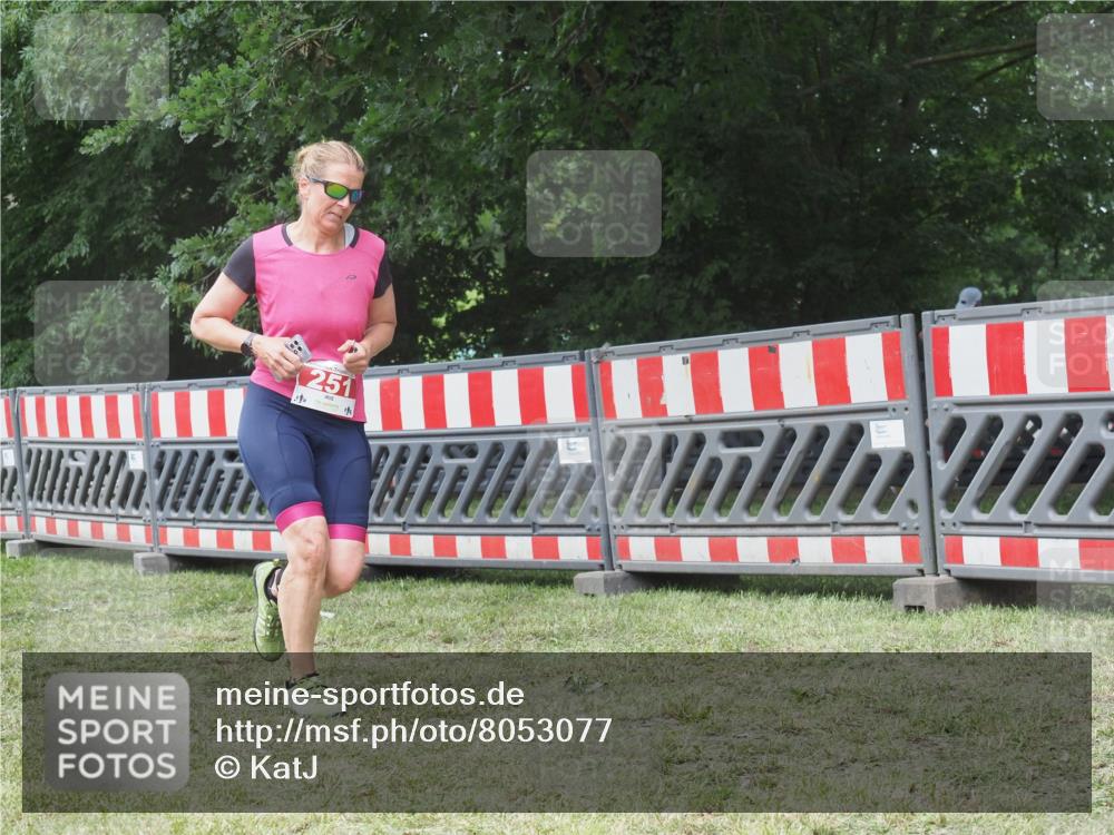 21.06.2025 - 27. Vierlanden-Triathlon KatJ http://msf.ph/oto/8053077 15.06.2025 12:13:27 Ziel 251 meine-sportfotos.de