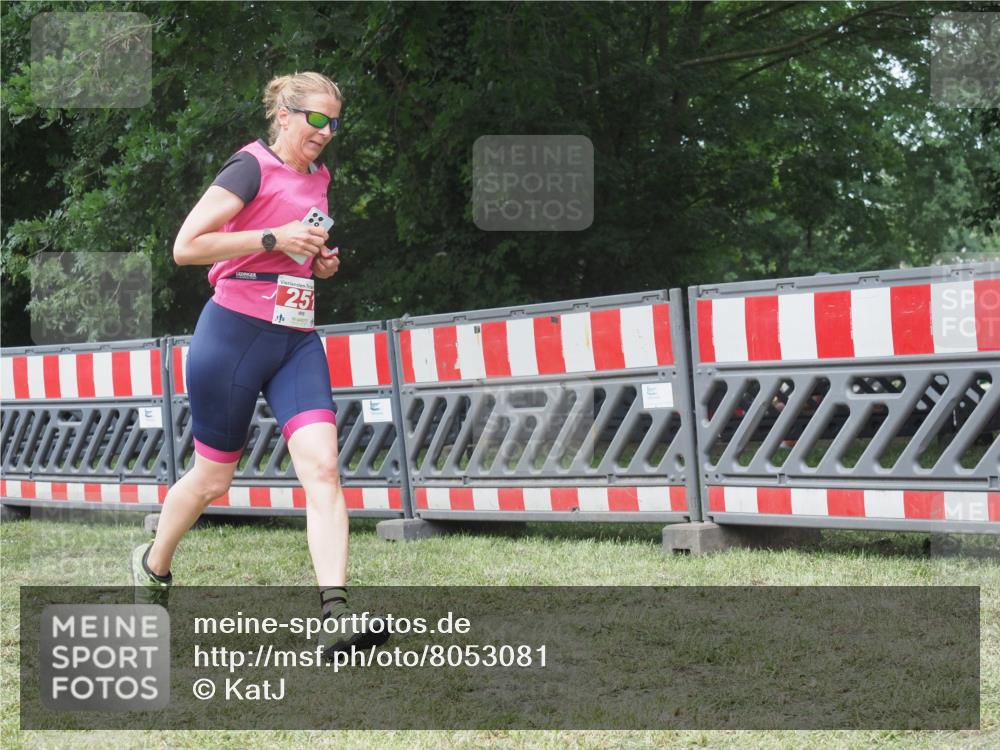 21.06.2025 - 27. Vierlanden-Triathlon KatJ http://msf.ph/oto/8053081 15.06.2025 12:13:27 Ziel 251 meine-sportfotos.de