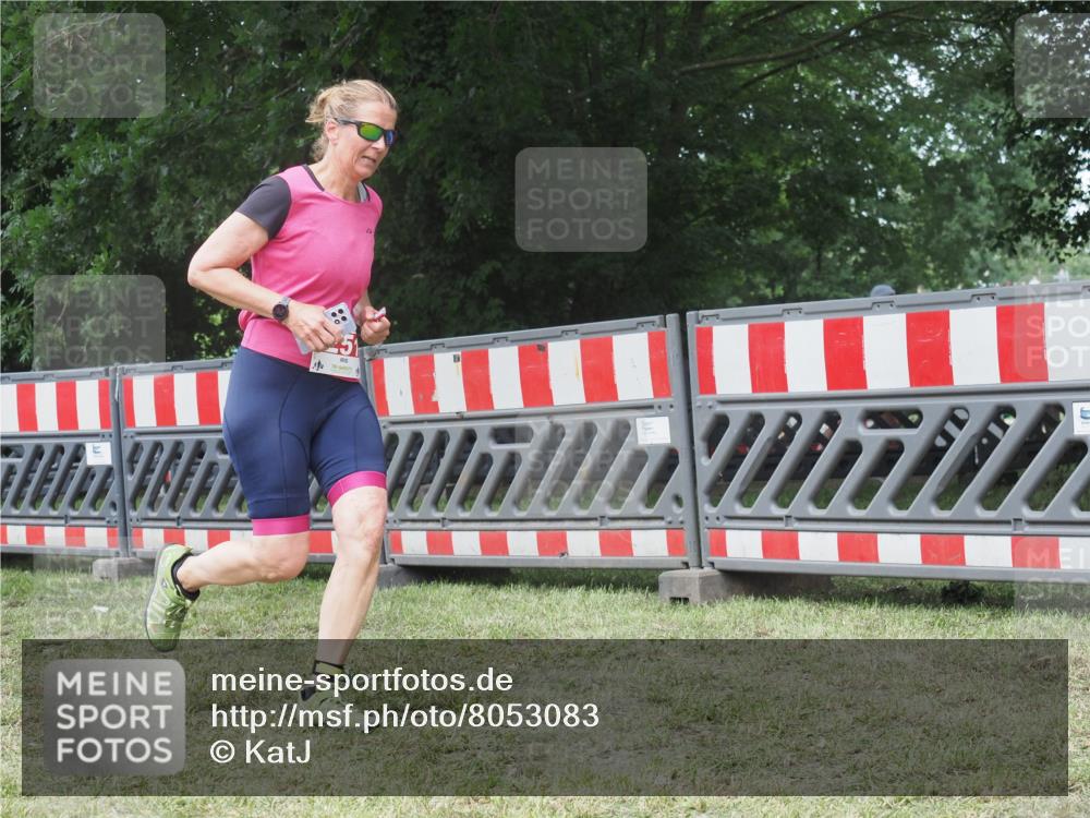 21.06.2025 - 27. Vierlanden-Triathlon KatJ http://msf.ph/oto/8053083 15.06.2025 12:13:27 Ziel 251 meine-sportfotos.de