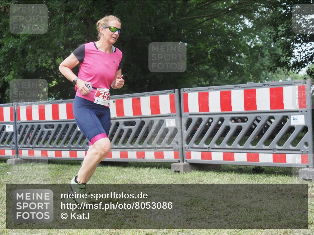 21.06.2025 - 27. Vierlanden-Triathlon KatJ http://msf.ph/oto/8053086 15.06.2025 12:13:27 Ziel 251 meine-sportfotos.de