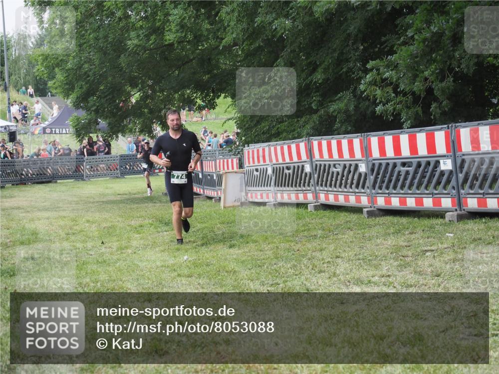 21.06.2025 - 27. Vierlanden-Triathlon KatJ http://msf.ph/oto/8053088 15.06.2025 12:16:17 Ziel 774 meine-sportfotos.de