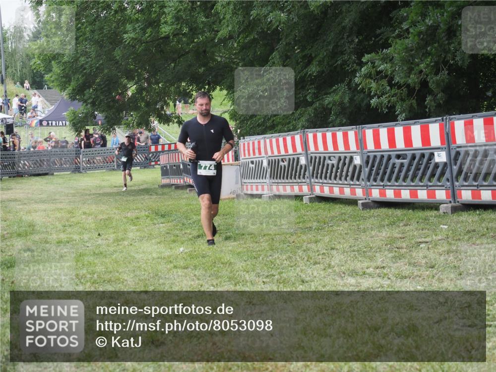 21.06.2025 - 27. Vierlanden-Triathlon KatJ http://msf.ph/oto/8053098 15.06.2025 12:16:17 Ziel 774 meine-sportfotos.de