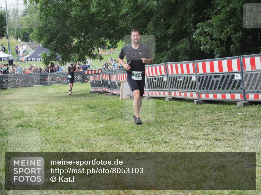 21.06.2025 - 27. Vierlanden-Triathlon KatJ http://msf.ph/oto/8053103 15.06.2025 12:16:18 Ziel 774 meine-sportfotos.de