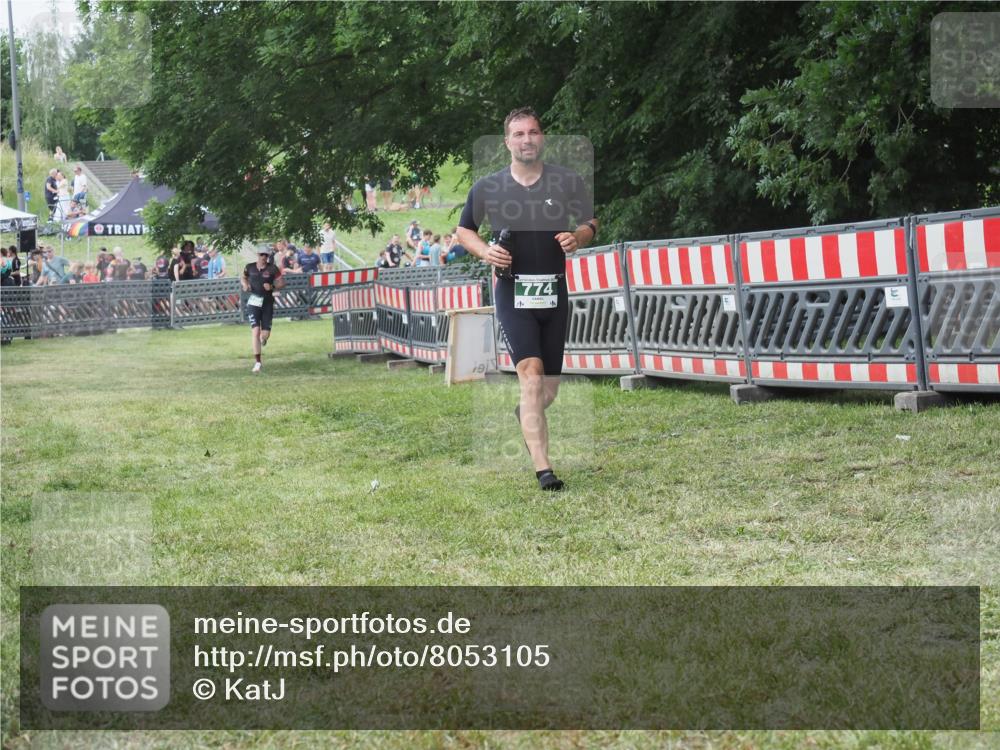 21.06.2025 - 27. Vierlanden-Triathlon KatJ http://msf.ph/oto/8053105 15.06.2025 12:16:18 Ziel 774 meine-sportfotos.de