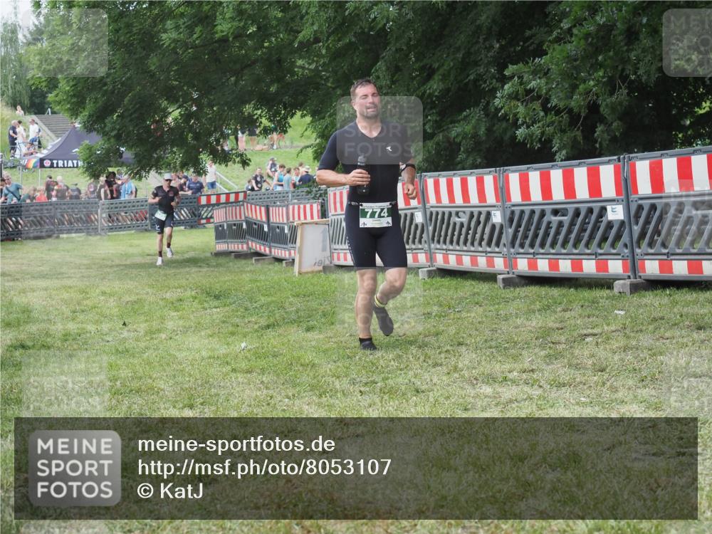 21.06.2025 - 27. Vierlanden-Triathlon KatJ http://msf.ph/oto/8053107 15.06.2025 12:16:18 Ziel 774 meine-sportfotos.de