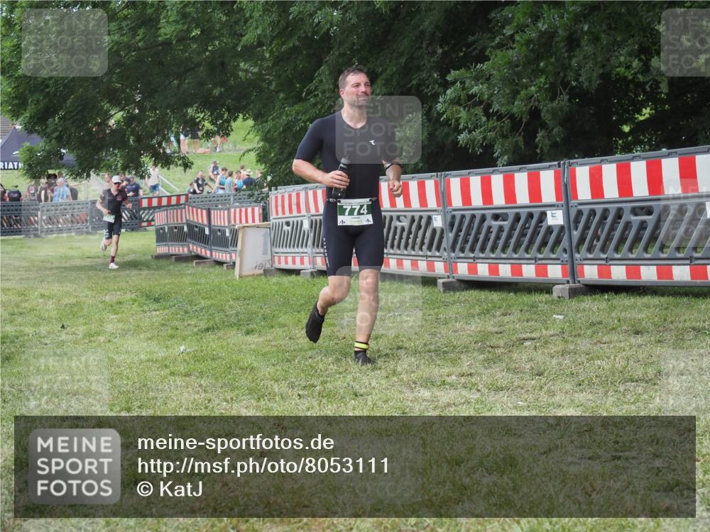 21.06.2025 - 27. Vierlanden-Triathlon KatJ http://msf.ph/oto/8053111 15.06.2025 12:16:18 Ziel 774 meine-sportfotos.de