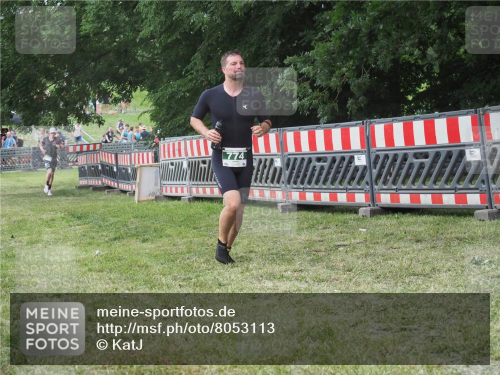 21.06.2025 - 27. Vierlanden-Triathlon KatJ http://msf.ph/oto/8053113 15.06.2025 12:16:18 Ziel 774 meine-sportfotos.de