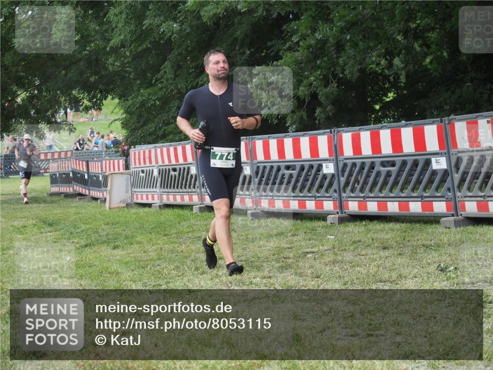 21.06.2025 - 27. Vierlanden-Triathlon KatJ http://msf.ph/oto/8053115 15.06.2025 12:16:19 Ziel 774 meine-sportfotos.de