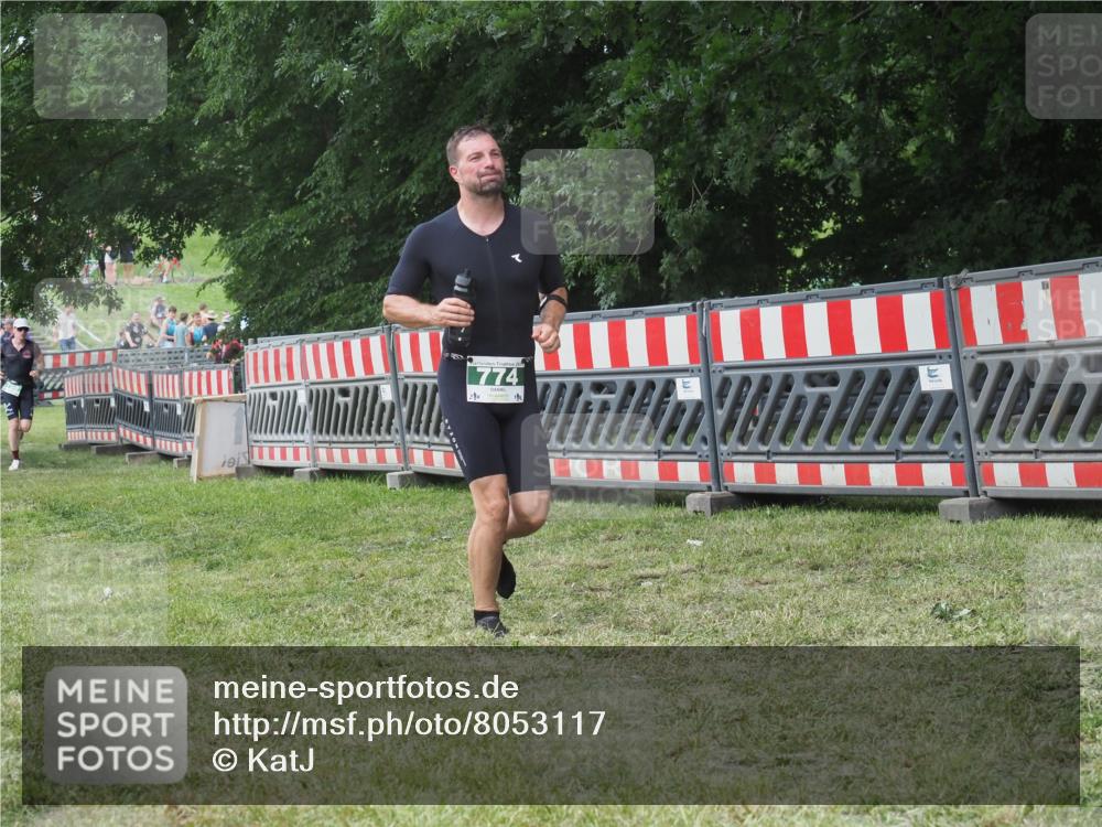 21.06.2025 - 27. Vierlanden-Triathlon KatJ http://msf.ph/oto/8053117 15.06.2025 12:16:19 Ziel 774 meine-sportfotos.de
