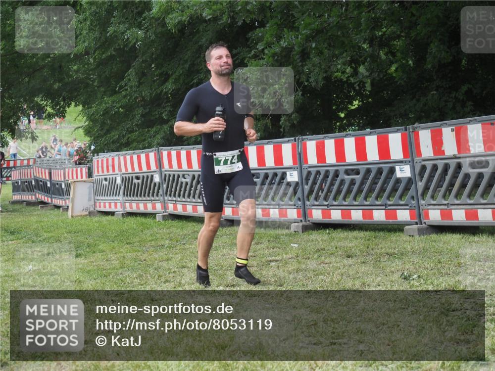 21.06.2025 - 27. Vierlanden-Triathlon KatJ http://msf.ph/oto/8053119 15.06.2025 12:16:19 Ziel 774 meine-sportfotos.de