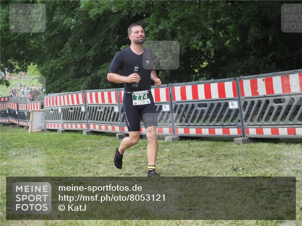 21.06.2025 - 27. Vierlanden-Triathlon KatJ http://msf.ph/oto/8053121 15.06.2025 12:16:19 Ziel 774 meine-sportfotos.de