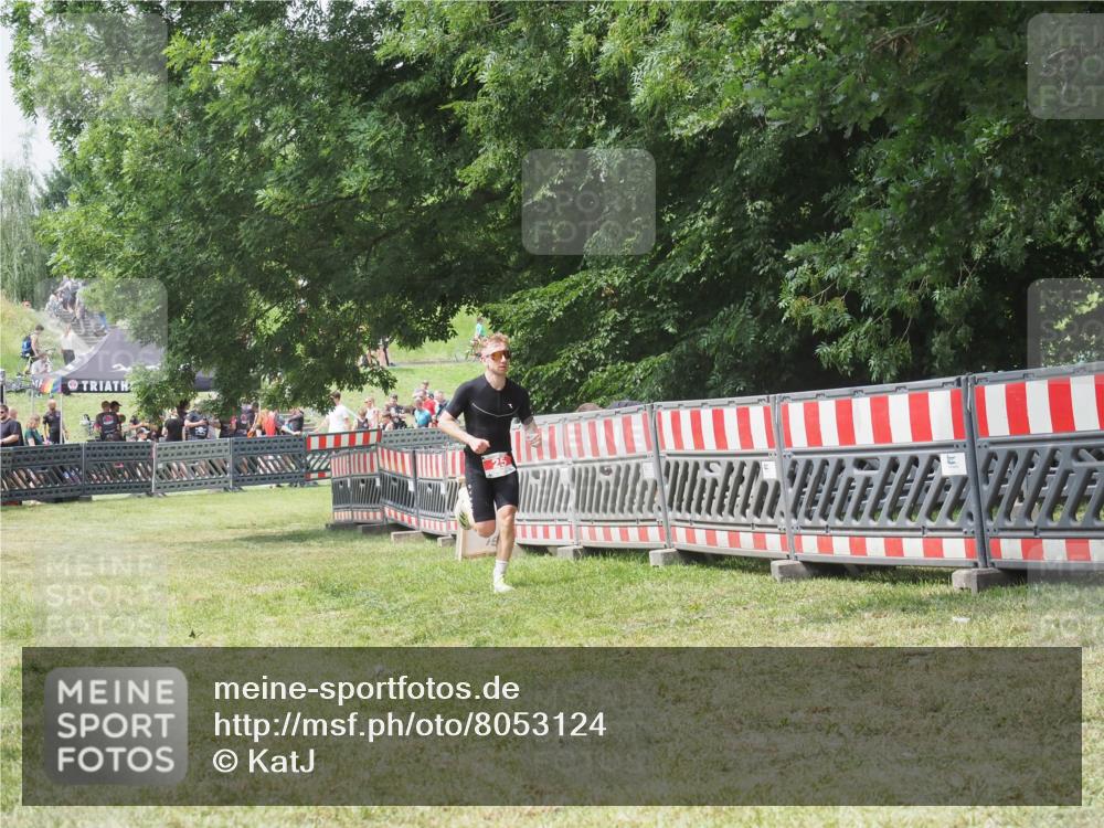 21.06.2025 - 27. Vierlanden-Triathlon KatJ http://msf.ph/oto/8053124 15.06.2025 12:19:20 Ziel 25 meine-sportfotos.de