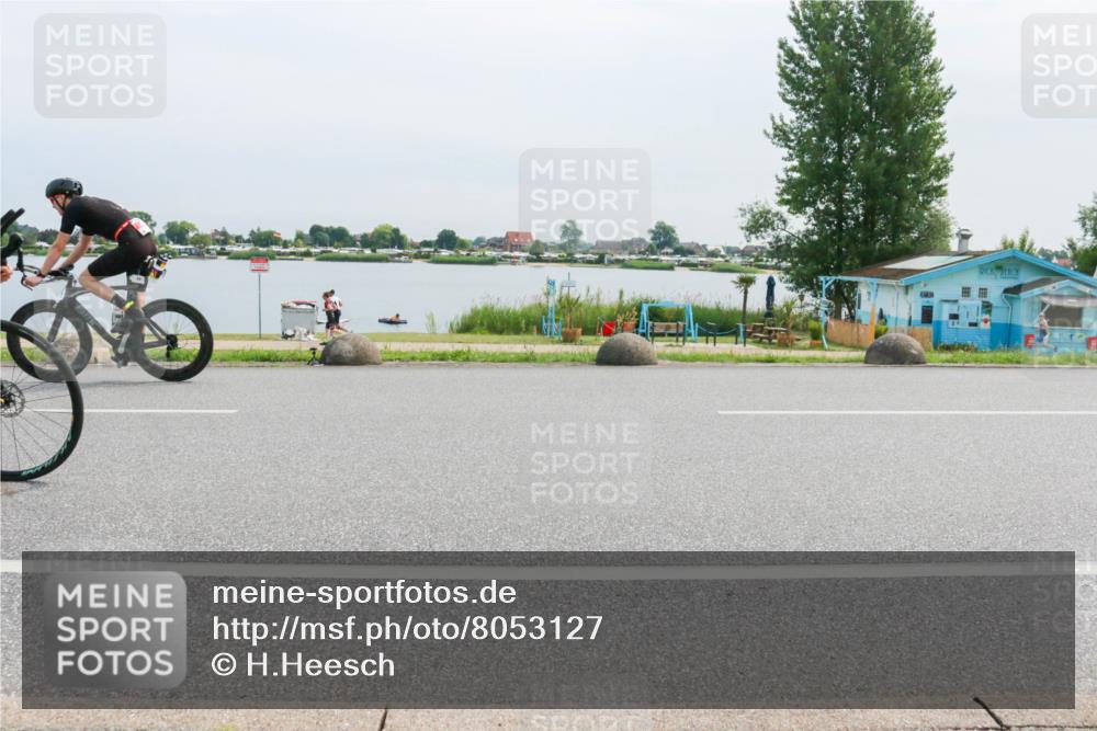 15.06.2025 - 27. Vierlanden-Triathlon H.Heesch http://msf.ph/oto/8053127 15.06.2025 11:04:36 Radfahren 12, 48, 242, 568, 711 meine-sportfotos.de