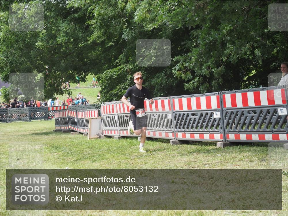 21.06.2025 - 27. Vierlanden-Triathlon KatJ http://msf.ph/oto/8053132 15.06.2025 12:19:21 Ziel 25 meine-sportfotos.de