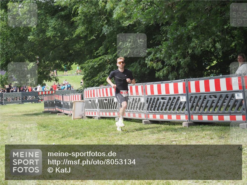 21.06.2025 - 27. Vierlanden-Triathlon KatJ http://msf.ph/oto/8053134 15.06.2025 12:19:21 Ziel 25 meine-sportfotos.de