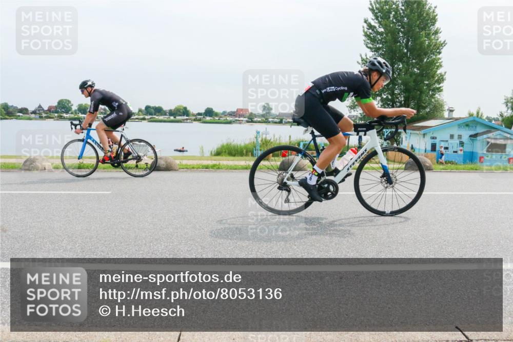 15.06.2025 - 27. Vierlanden-Triathlon H.Heesch http://msf.ph/oto/8053136 15.06.2025 11:04:37 Radfahren 12, 48, 242, 568, 711 meine-sportfotos.de