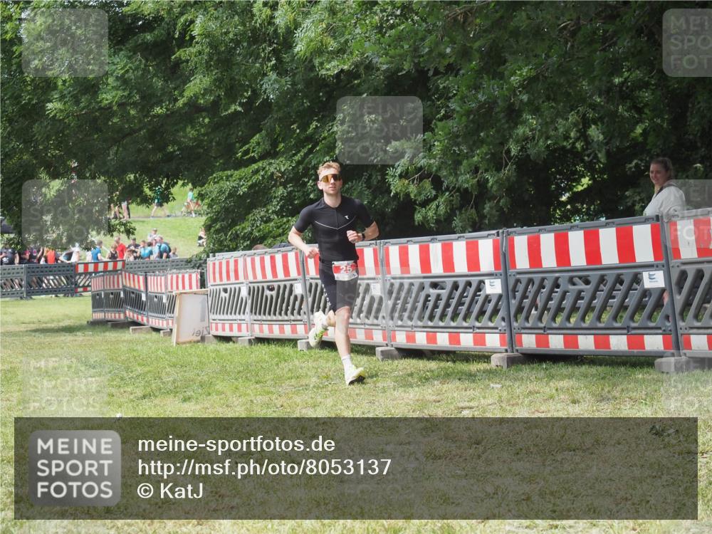 21.06.2025 - 27. Vierlanden-Triathlon KatJ http://msf.ph/oto/8053137 15.06.2025 12:19:21 Ziel 25 meine-sportfotos.de