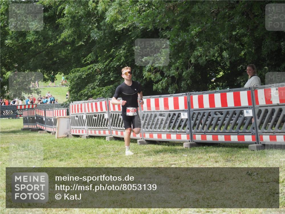 21.06.2025 - 27. Vierlanden-Triathlon KatJ http://msf.ph/oto/8053139 15.06.2025 12:19:21 Ziel 25 meine-sportfotos.de