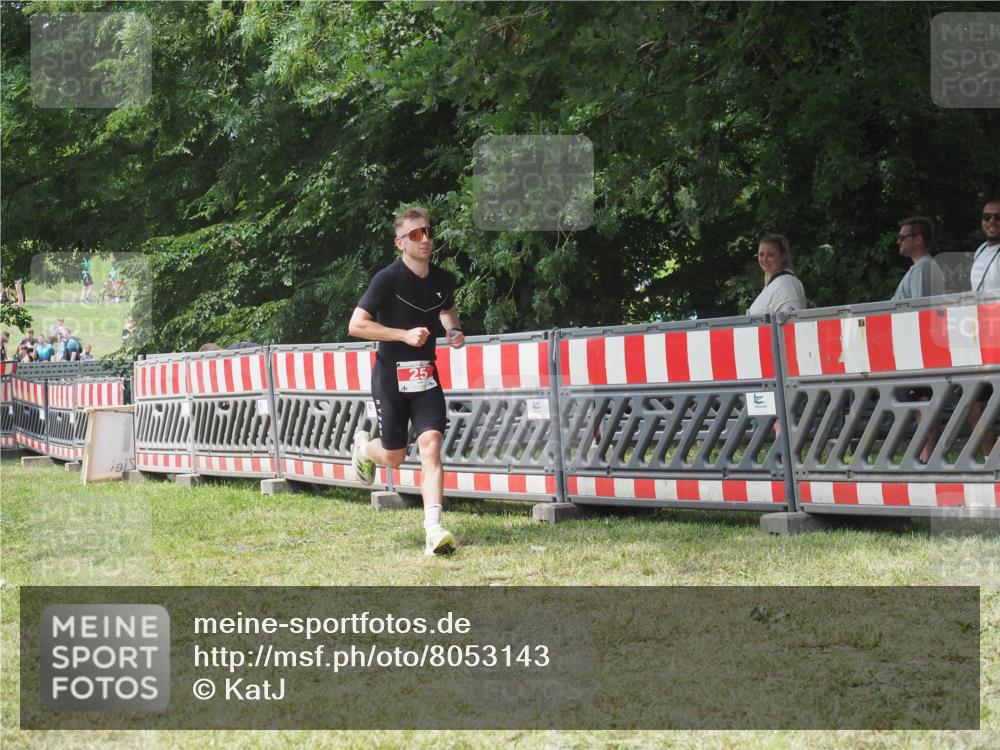 21.06.2025 - 27. Vierlanden-Triathlon KatJ http://msf.ph/oto/8053143 15.06.2025 12:19:22 Ziel 25 meine-sportfotos.de