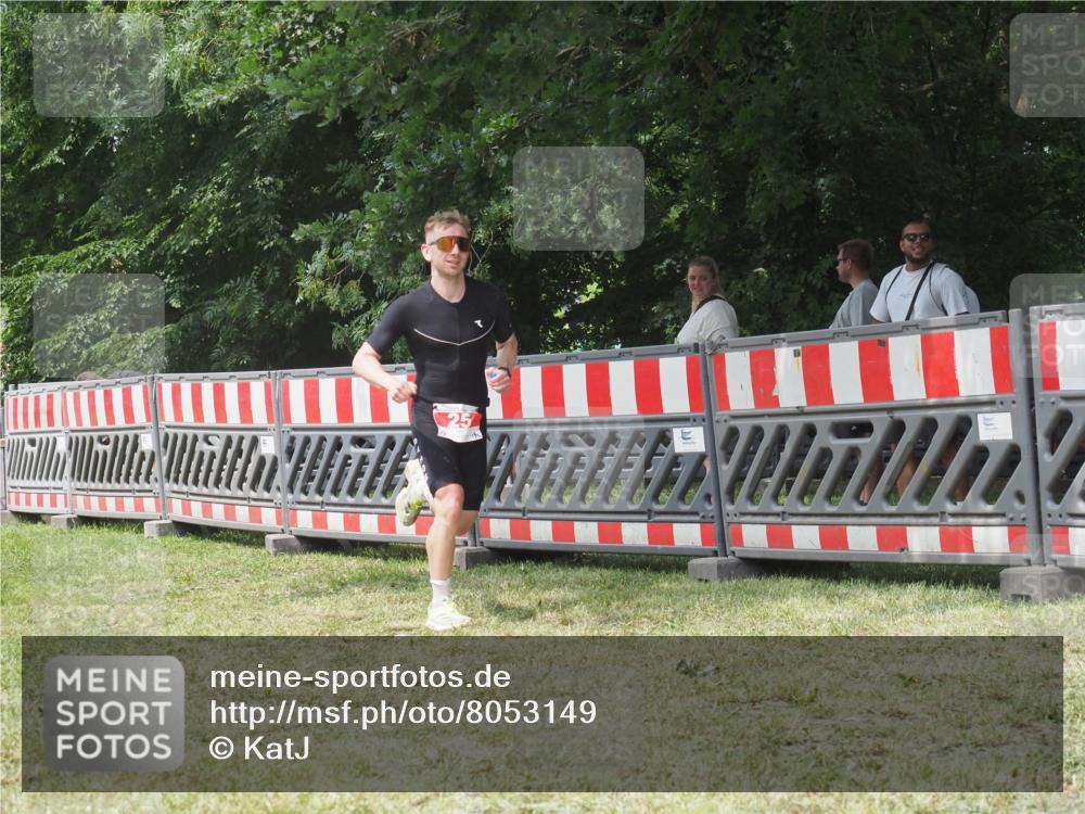 21.06.2025 - 27. Vierlanden-Triathlon KatJ http://msf.ph/oto/8053149 15.06.2025 12:19:22 Ziel 25 meine-sportfotos.de